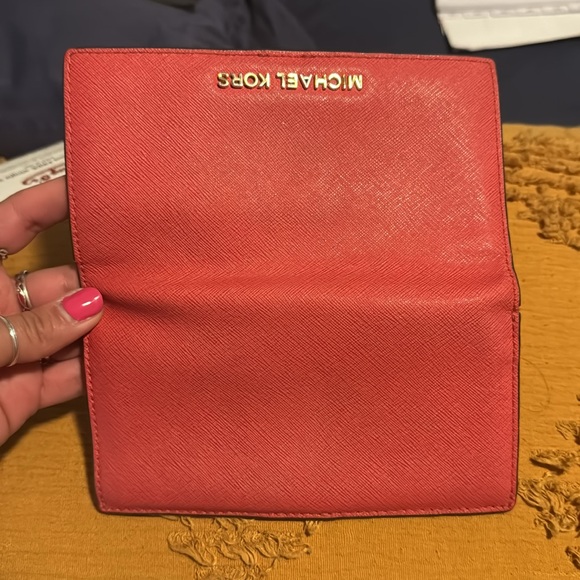 Michael kors wallet. - Picture 4 of 8